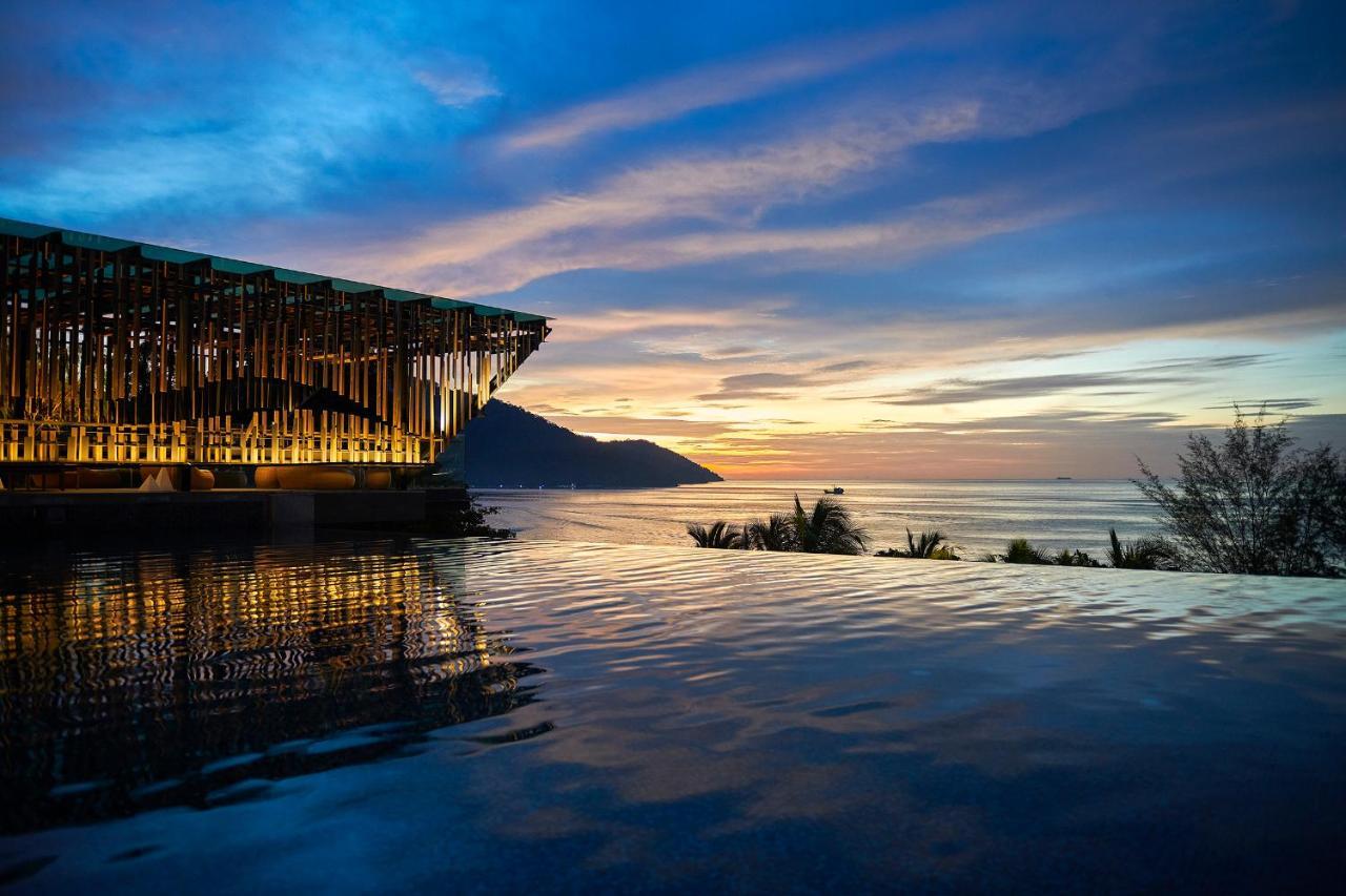 Angsana Teluk Bahang, Penang Batu Feringgi Buitenkant foto The resort at sunset