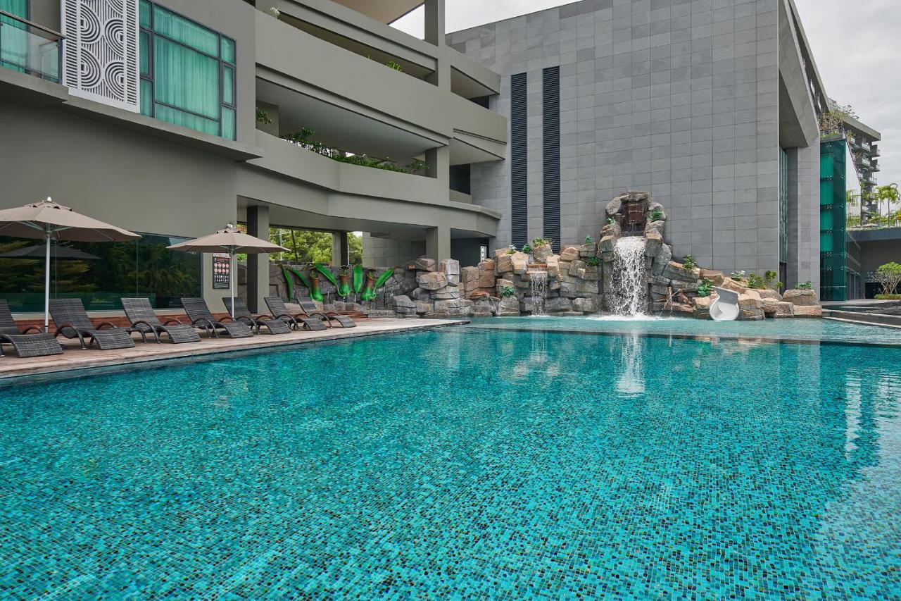 Angsana Teluk Bahang, Penang Batu Feringgi Buitenkant foto The swimming pool at the hotel