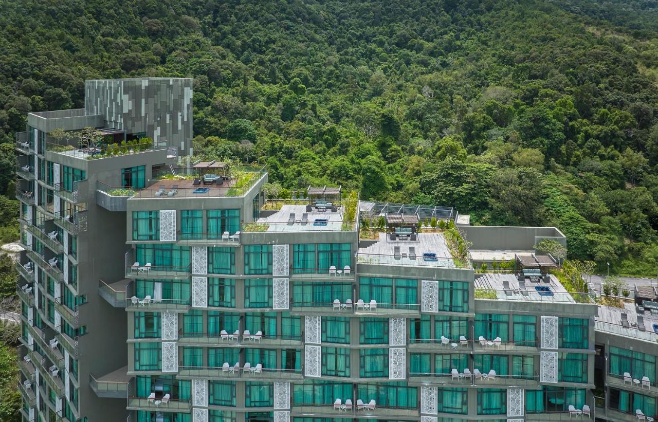 Angsana Teluk Bahang, Penang Batu Feringgi Buitenkant foto The green roof of the hotel