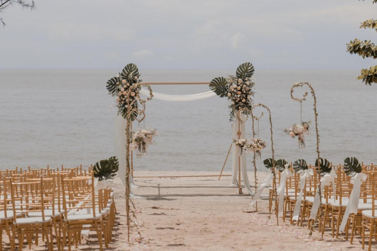Angsana Teluk Bahang, Penang Batu Feringgi Buitenkant foto A beach wedding in Phuket, Thailand