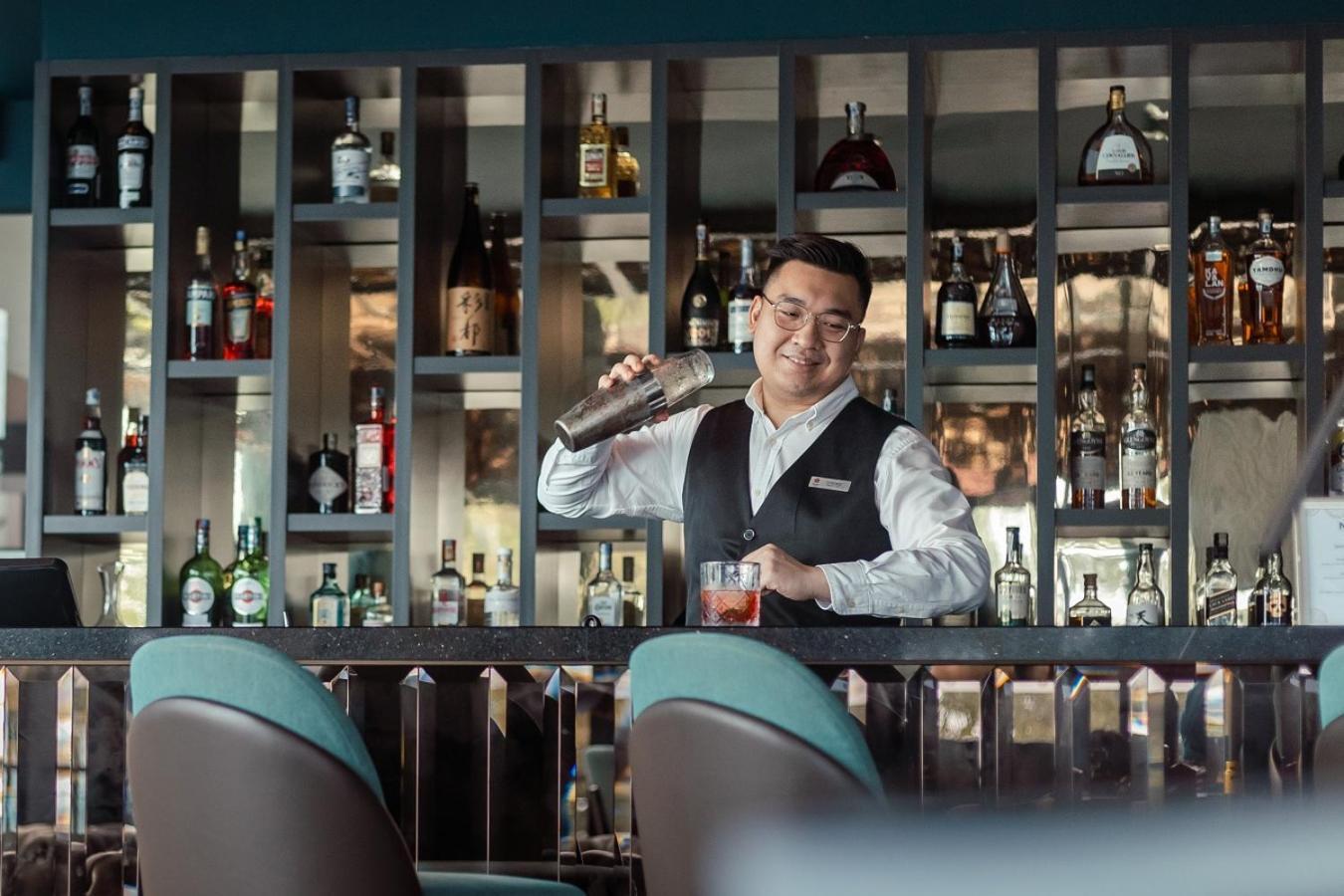 Angsana Teluk Bahang, Penang Batu Feringgi Buitenkant foto A bartender at work
